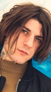 Rkomi a Radio Zeta: “Insuperabile, come il momento che sto vivendo grazie alla musica”