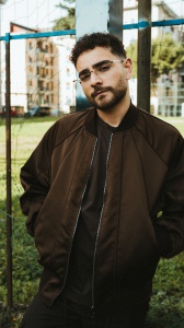Rocco Hunt su Radio Zeta racconta il nuovo album “Ragazzo di giù” e ricorda le date del suo tour 