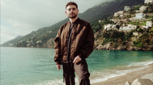 Rocco Hunt su Radio Zeta racconta il nuovo album “Ragazzo di giù” e ricorda le date del suo tour 
