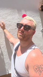 Sam Smith diventa virale per una caduta di faccia dal palco. Notate niente? Non è lui!