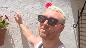 Sam Smith diventa virale per una caduta di faccia dal palco. Notate niente? Non è lui!