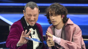 Sanremo 2022: perché i cantanti dicono “papalina” e “saluti alla zia Mara”? 