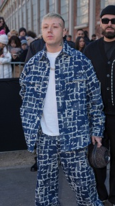 Lazza questa sera da piazza Colombo per Sanremo 2024: tutto sul rapper del momento