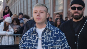 Lazza questa sera da piazza Colombo per Sanremo 2024: tutto sul rapper del momento