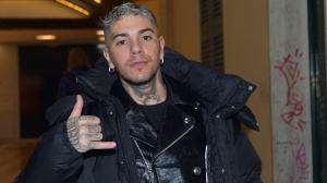 Sanremo 2025, Emis Killa sceglie di ritirarsi dal Festival. Sarebbe indagato nell’inchiesta delle due curve del tifo di Milano