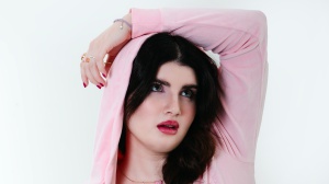 Sanremo 2025, Maria Tomba su Radio Zeta: “Sul palco dell’Ariston torneranno i pigiami”. Poi racconta di un bigodino portafortuna 