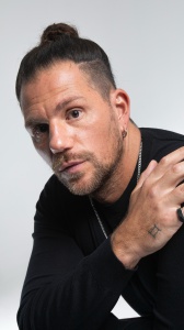 Sanremo 2026, Enrico Nigiotti in gara con il brano “Ogni volta che non so volare”