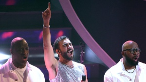Sanremo, Marco Mengoni vince la serata delle cover