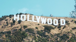 Sciopero degli attori a Hollywood, verso un nuovo contratto. Ma la protesta continua 