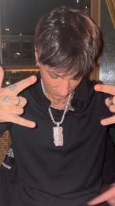 Sfera Ebbasta e Ultimo insieme a New York: spunta l'indizio social che accende i rumor sul nuovo album "PURO$ANGUE" Sfera Ebbasta e Ultimo insieme a New York: spunta l'indizio social che accende i rumor sul nuovo album "PURO$ANGUE"