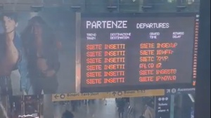 "Siete insetti", la frase che ha invaso le stazioni italiane