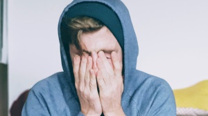 Sindrome dell’impostore, l’insicurezza dilaga tra la Gen Z