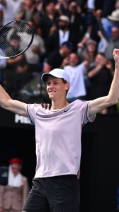 Sinner batte Djokovic e vola in finale agli Australian. Tutto quello che c'è da sapere sul campione...