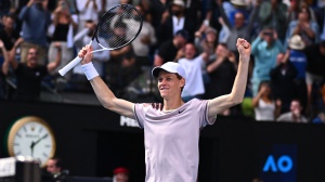 Sinner batte Djokovic e vola in finale agli Australian. Tutto quello che c'è da sapere sul campione...