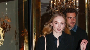 Sophie Turner con il nuovo fidanzato Peregrine Pearson a Parigi