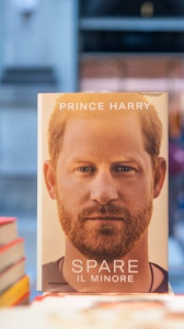 Spare, ecco tutte le verità scottanti dietro alla biografia di Harry