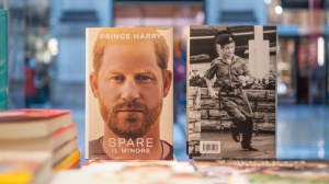 Spare, ecco tutte le verità scottanti dietro alla biografia di Harry