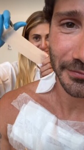 Stefano De Martino cancella il tatuaggio dedicato a Belen Rodriguez