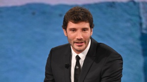 Stefano De Martino risponde a Belen Rodriguez e "scomoda" Charlie Chaplin 