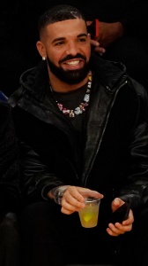 SZA definisce la sua relazione con Drake infantile