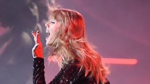 Taylor Swift abbraccia Travis Kelce dopo la partita! Ecco le foto esclusive