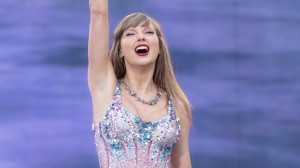 Taylor Swift canta gli amici “cancellati”… e i fan pensano subito a Blake Lively