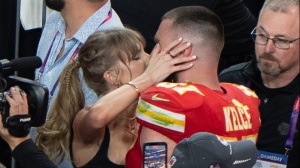 Taylor Swift e Travis Kelce: il giocatore del NFL vola a Singapore per lei 
