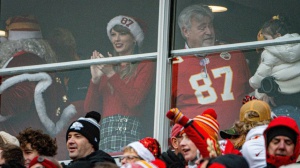 Taylor Swift e Travis Kelce: il video virale del bacio di Capodanno