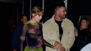 Taylor Swift e Travis Kelce mano nella mano. Ecco le foto della prima uscita ufficiale