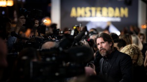 Taylor Swift emoziona Christian Bale sul set di “Amsterdam”