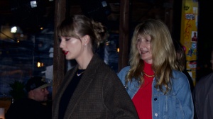 Taylor Swift paga di nascosto il conto della cena con Laura Dern, Zoë Kravitz e Greta Gerwig 