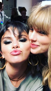 Taylor Swift, Selena Gomez e Zoë Kravitz a cena fuori a Los Angeles 