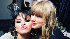 Taylor Swift, Selena Gomez e Zoë Kravitz a cena fuori a Los Angeles 