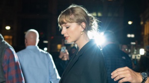 Taylor Swift sostiene pubblicamente Travis Kelce per infranto un nuovo record 