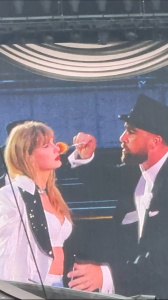 Taylor Swift: Travis Kelce debutta sul palco londinese dell’Eras Tour