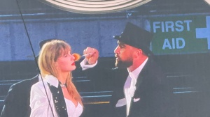 Taylor Swift: Travis Kelce debutta sul palco londinese dell’Eras Tour