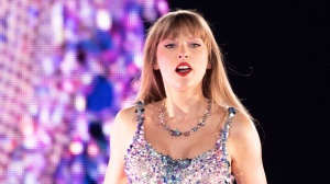 Taylor Swift: una fan vende i barattoli di pioggia caduta durante l’Eras Tour. Sapete quanto costano?