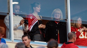 Taylor Swift vola da Travis Kelce nel Missouri. Sono ufficialmente una coppia?