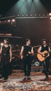 The O.C. is back? I Jonas Brothers e i Phantom Planet cantano California