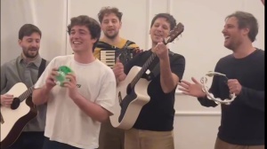 Tommy Cassi, la serenata con gli Eugenio in Via di Gioia alla fidanzata Ginevra fa sognare i fan