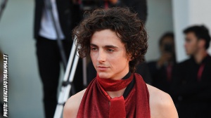 Venezia 79, Timothée Chalamet assediato dai fan all’arrivo sul red carpet per la Mostra del cinema 