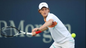 Wimbledon, Jannik Sinner si qualifica ai quarti: battuto Carlos Alcaraz in 4 set