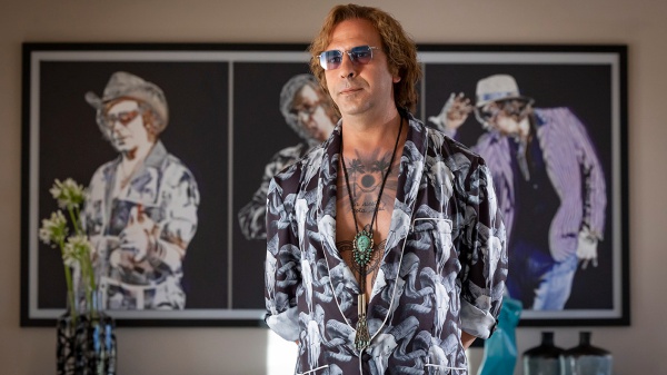 Checco Zalone torna a Natale: nel primo trailer un miliardario spaesato sul Cammino di Santiago