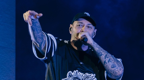 Fabri Fibra conquista il Forum: il rap italiano non ha bisogno di maschere