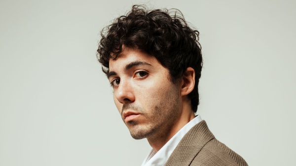 Fulminacci torna a Sanremo e annuncia il nuovo album “Calcinacci”