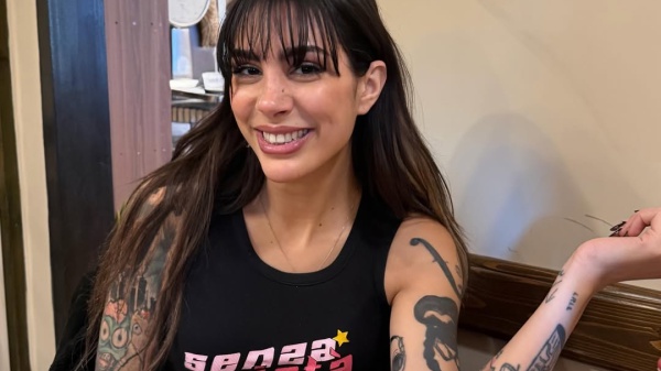 Il tatuaggio di Cleo dopo Sanremo: sul braccio il volto di Carlo Conti