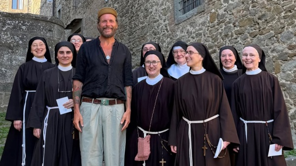 Lorenzo Jovanotti e il legame speciale con le Clarisse di Cortona: un incontro tra ricordi, fede e ricerca della felicità