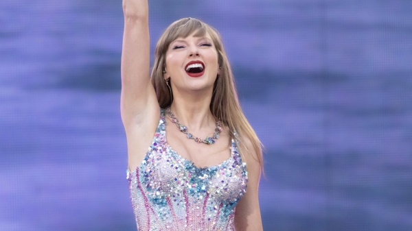 Taylor Swift canta gli amici “cancellati”… e i fan pensano subito a Blake Lively