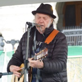 Neil Young fa causa a Trump: “Rockin’ in the Free World” torna al centro dello scontro