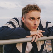 Sam Fender contro il caro biglietti: prezzi rivisti e niente prato premium nel tour 2027